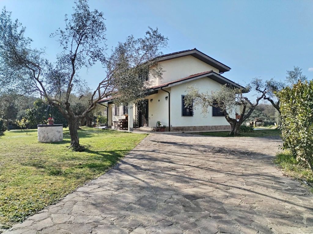 villa-unifamiliare-con-2000-mq-di-giardino